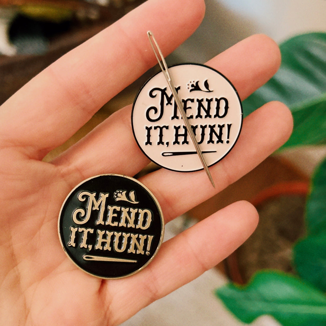 Mend It Hun Needle Minder, Ivory